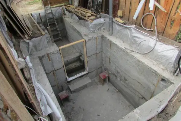 Wykończenie piwniczki betonowej
