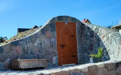 Wejście z kamienia piwniczki sklepieniowej